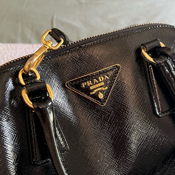 Authentic Prada Saffiano Vernice black satchel bag, detachable strap included - Picture 5 of 8